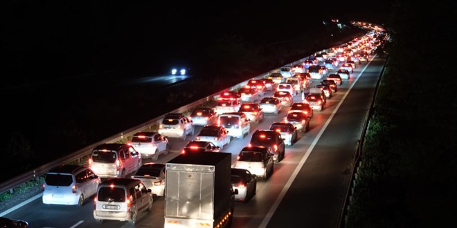 İstanbul'a dönüş yolunda trafik durma noktasına geldi