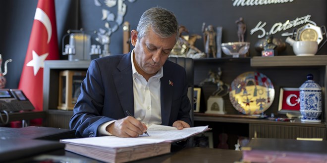 Özel CHP'den istifa etti: Yanında 90 vekili de götürdü! YENİ Parti'nin logosu belli oldu